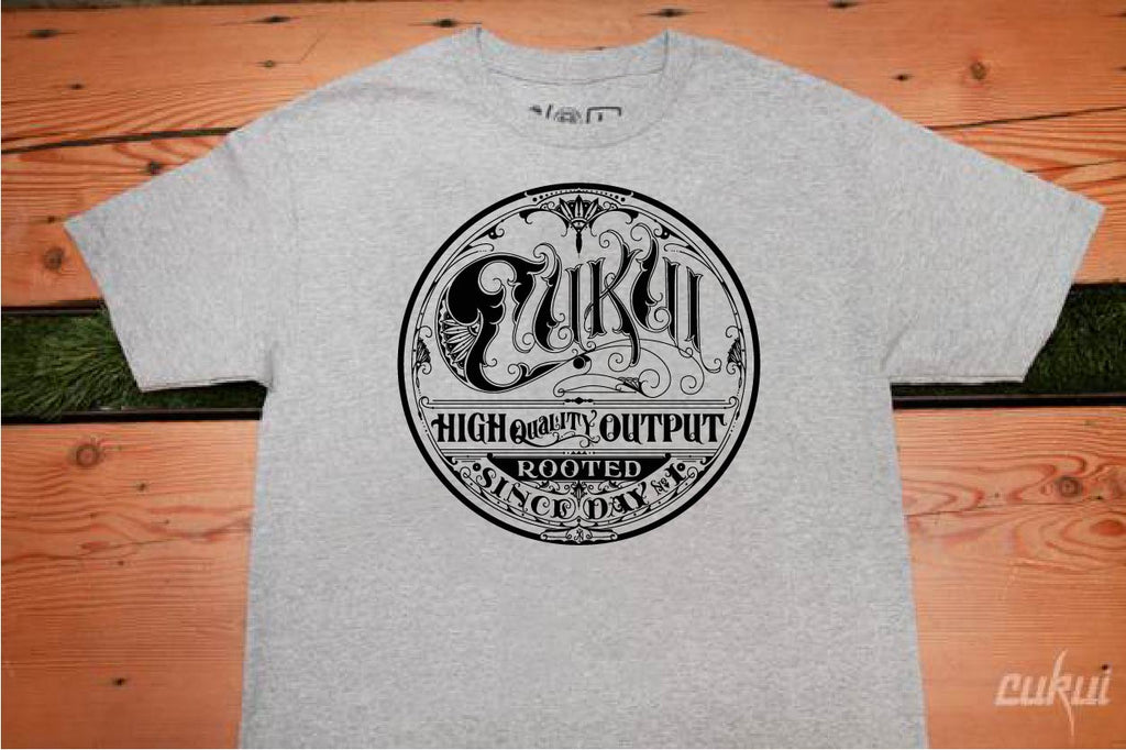 BLACK FRIDAY 2025: Cukui Davis Logo Tee - Ath Grey